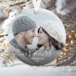 Foto voor het eerst met Kerstmis gehuwd wit script Ornament<br><div class="desc">Herdenking van de eerste kerst van je huwelijk met deze mooie moderne keepaardversiering. De witte tekst luidt "Ons eerste kerstfeest als Mr & Mrs." met de woorden "Mr & Mrs." in elegant handschrift met een bloei voor en na. Vervang het afbeelding van de steekproef met uw favoriete foto, en voeg...</div>