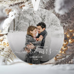 Foto voor het eerst met Kerstmis gehuwd wit script Ornament<br><div class="desc">Herdenking van de eerste kerst van je huwelijk met deze mooie moderne keepaardversiering. De witte tekst luidt "Ons eerste kerstfeest als Mr & Mrs." met de woorden "Mr & Mrs." in elegant handschrift met een bloei voor en na. Vervang het afbeelding van de steekproef met uw favoriete foto, en voeg...</div>