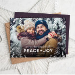 Foto voor piek en piek botanische overlay feestdagenkaart<br><div class="desc">Betaalbare, op maat gemaakte kerstfotokaarten met eenvoudige sjablonen voor aanpassing. Dit stijlvolle ontwerp is voorzien van een eenvoudig fotobekledingsontwerp met een rand van botanische takken, bladeren en twijgen. De groet zegt moge uw hart gevuld worden met vrede vreugde in een moderne mix van typografie. Pas het met uw foto, naam,...</div>