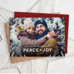 Foto voor piek en piek botanische overlay feestdagenkaart<br><div class="desc">Betaalbare, op maat gemaakte kerstfotokaarten met eenvoudige sjablonen voor aanpassing. Dit stijlvolle ontwerp is voorzien van een eenvoudig fotobekledingsontwerp met een rand van botanische takken, bladeren en twijgen. De groet zegt moge uw hart gevuld worden met vrede vreugde in een moderne mix van typografie. Pas het met uw foto, naam,...</div>