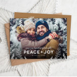 Foto voor piek en piek botanische overlay feestdagenkaart<br><div class="desc">Betaalbare, op maat gemaakte kerstfotokaarten met eenvoudige sjablonen voor aanpassing. Dit stijlvolle ontwerp is voorzien van een eenvoudig fotobekledingsontwerp met een rand van botanische takken, bladeren en twijgen. De groet zegt moge uw hart gevuld worden met vrede vreugde in een moderne mix van typografie. Pas het met uw foto, naam,...</div>