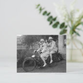 Foto voor vrouwen op de vroege motorfiets B&W Briefkaart (Staand voorkant)