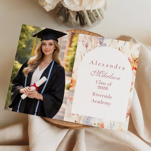Foto Vrouwelijke Weide Bloemrijke Afstuderen Aankondiging