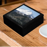 Foto Washington State Mount Baker Cadeaudoosje<br><div class="desc">Winkelinkten,  sieraden en andere kleine keepenkoeken in deze houten cadeaudoos met keramische tegel met een foto-afbeelding van sneeuw bedekt Mount Baker,  een actieve vulkaan van de Cascade Mountains in Washington. Selecteer de grootte en kleur van het cadeauvakje. Maakt een geweldige reissouvenir!</div>