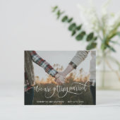 Foto, We Gaan Trouwen Witte Calligrafie Aankondigingskaart (Staand voorkant)