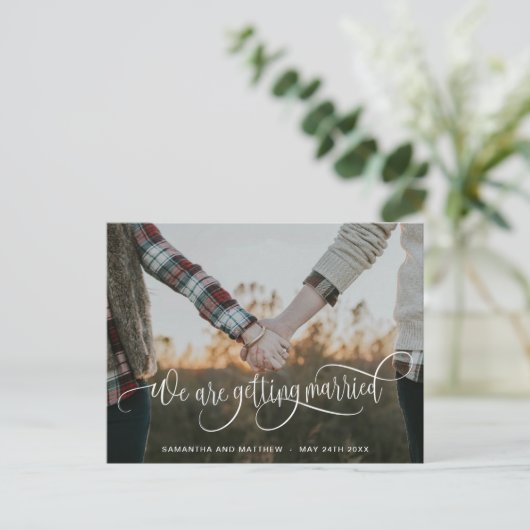 Foto, We Gaan Trouwen Witte Calligrafie Aankondigingskaart (Staand voorkant)