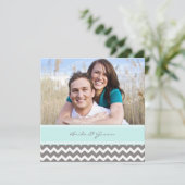 Foto Weddenschap Invitaties Gray Blue Chevron Kaart (Staand voorkant)
