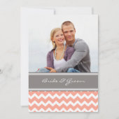 Foto Weddenschap Invitaties Gray Coral Chevron Kaart (Voorkant)