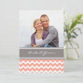 Foto Weddenschap Invitaties Gray Coral Chevron Kaart (Staand voorkant)