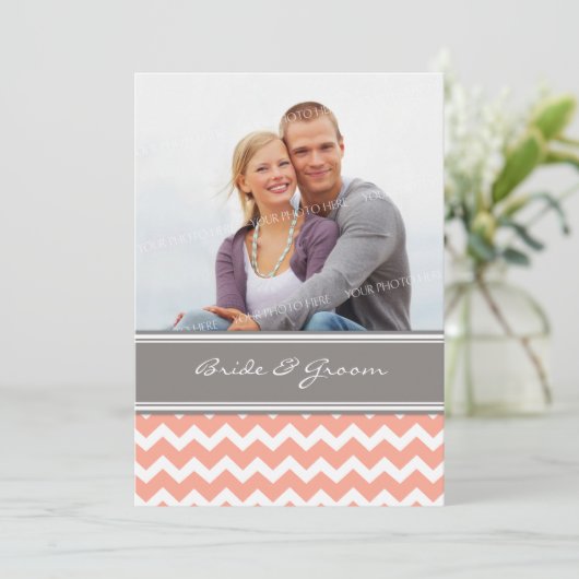 Foto Weddenschap Invitaties Gray Coral Chevron Kaart (Staand voorkant)