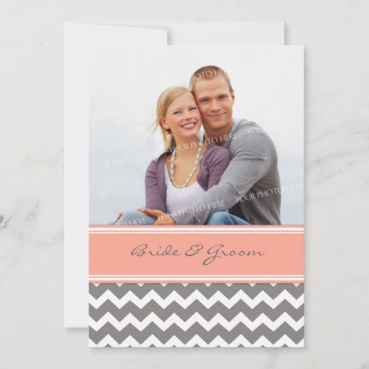 Foto Weddenschap Invitaties Gray Coral Chevron Kaart (Voorkant)