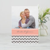 Foto Weddenschap Invitaties Gray Coral Chevron Kaart (Staand voorkant)