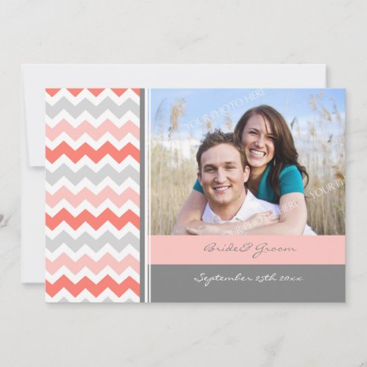 Foto Weddenschap Invitaties Gray Coral Chevron Kaart (Voorkant)