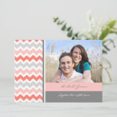 Foto Weddenschap Invitaties Gray Coral Chevron Kaart (Staand voorkant)