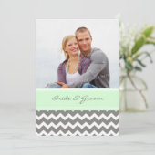 Foto Weddenschap Invitaties Gray Mint Chevron Kaart (Staand voorkant)