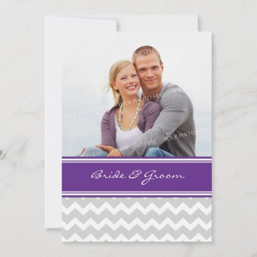 Foto Weddenschap Invitaties Gray Plum Chevron Kaart (Voorkant)