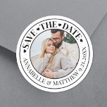 Foto Wedding Save the Date Ronde Sticker<br><div class="desc">Sla de datum aangepaste bruiloft Stickers met foto ontwerp. Deze trendy stickers zijn voorzien van "Save The Date" aan de bovenkant in een elegant handgeschreven script lettertype, met de namen van de bruid en bruidegom en trouwdatum weergegeven aan de onderkant in een petite serif lettertype voor een verfijnde touch. Het...</div>