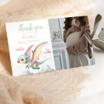 Foto Whimsical Pastel Dino Baby shower Bedankkaart<br><div class="desc">Vier de liefde en steun van uw baby shower gasten met onze gepersonaliseerde Photo Boho Schattige "Hatching Soon" Dinosaur Baby shower Dank u kaart! Met charmante dinosaurusillustraties en bohemien-geïnspireerde accenten, vangt deze bedankkaart het plezier en de opwinding van uw baby shower. Pas de kaart aan met een gekoesterde foto van...</div>