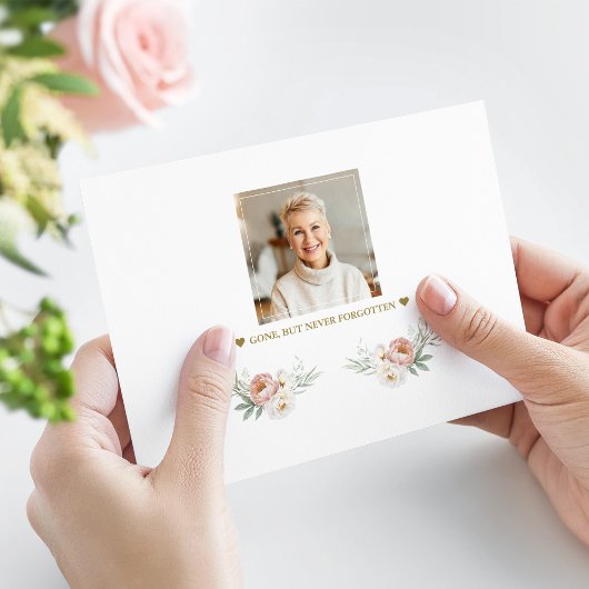 Foto: White Floral Greenery Gold in Loving Memory Bedankkaart