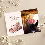Foto Wild West Cowgirl Land Western Verjaardag Bedankkaart<br><div class="desc">Druk uw dankbaarheid, cowgirl stijl, met onze foto Wild West Cowgirl Country Western Birthday Thank You Card. Dit is niet zomaar een kaart; het is jouw manier om je gasten te bedanken in ware Westerne mode. Of u nu bedankt stuurt voor geschenken, aanwezigheid of welwillendheid, deze kaart voegt een vleugje...</div>
