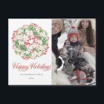 FOTO Winter Wreath Holiday Magnetic Card<br><div class="desc">Je familiefoto staat rechts. Een klassieke heilige en bessenschikking is links. De groet van de feestdag is hieronder. Jouw naam en het jaar daarna.</div>