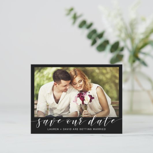 Foto Wit Script op Black Wedding Save the Date Aankondigingskaart (Staand voorkant)