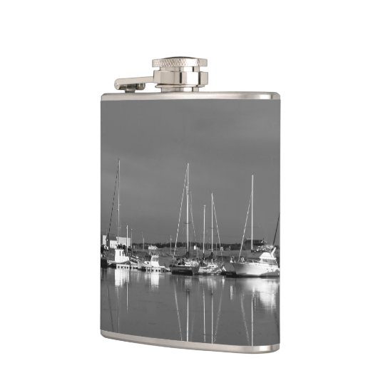 foto zwart en wit, boten heupfles (Links)