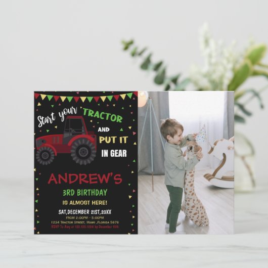 Foto Zwart Rood Tractor Verjaardag Uitnodigingen (Staand voorkant)