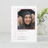 Foto, zwart & roze tekst diploma-uitnodiging kaart (Staand voorkant)