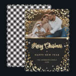 Foto Zwart Wit Goud Sneeuwsterren Plaid Feestdagenkaart<br><div class="desc">Elegante zwart-witte buffel geruite foto Vrolijke kerstkaart met een gouden handgeschreven feestdag,  sterren en vallende sneeuw op een buffel geruite achtergrond. Personaliseer deze fotovakantiekaart eenvoudig met uw foto,  de familienaam,  het jaar en de tekst. Meer beschikbare kleurenopties. Het gouden folie-effect wordt alleen gesimuleerd in de illustratie.</div>