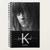 Foto zwart wit script monogram 2026 planner (Voorkant)