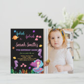 Foto Zwarte Zeemeermin Zitten op Paarse Shell Verj Kaart (Staand voorkant)