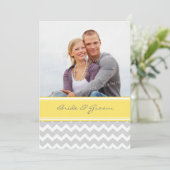 Fotobruiloft Invitaties Geel Geel Chevron Kaart (Staand voorkant)