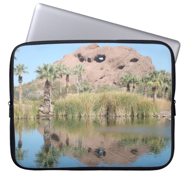 FotoButte Phoenix Arizona reflecteerde in Lake Laptop Sleeve (Voorkant)
