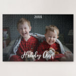 Fotocadeau voor de feestdag voor oma legpuzzel<br><div class="desc">Voeg je eigen joyeuze familiefoto toe aan deze feestelijke raadselpuzzel! Pas dit jaar aan met het jaar (of namen of een andere keuze aan tekst) voor het perfecte cadeau voor oma! Puzzels maken de perfecte winteractiviteit en zijn nog leuker bij het samenstellen van de gezichten waar je van houdt en...</div>
