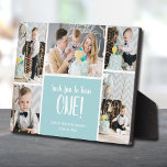 Fotocollage eerste verjaardag fotoplaat<br><div class="desc">Een vijf fotocollage van de eerste verjaardag van uw kind kenmerkt hun naam, verjaardag en "Zulk leuk om ÉÉN te veranderen!" bericht in het witte hoofdletterschrift wordt direct op het hardboard geplaatst voor een verbluffend scherp afbeelding met een gemakkelijk schoon te vegen oppervlak. Tabletop, op een plank of bureau, is...</div>