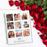 Fotocollage familie monogram wit 2024 planner<br><div class="desc">Maak je eigen unieke familiefilm als cadeau voor je moeder, vrouw of jezelf. Gebruik vier, negen van uw favoriete foto's van uw familie, vrienden, droomreisbestemming of huisdier! Pas een naam en een jaar aan en voeg deze toe. De naam wordt geschreven met een modern handgeschreven stijlmanuscript met letters. Witte achtergrond,...</div>