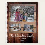 Fotocollage Rustic barn 2020 Planner<br><div class="desc">Creëer je eigen,  bijtende houten familie foto collage 2020 Planner.
Voeg uw eigen foto's en tekst toe en creëer een zeer persoonlijke en unieke planner.</div>