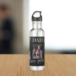 Fotocollage we houden van je vader Fathers Dag Waterfles<br><div class="desc">Beste vader ooit gewaagde witte typografie op donkergrijze houtskool waterflesje gepersonaliseerd keepomwille Vaderdag of verjaardagscadeau voor vader met je 5 foto's,  jouw tekst en je handtekening.</div>