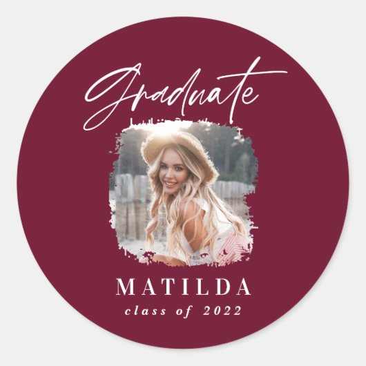 Fotoelegant afstuderen met modern burgundy-script ronde sticker (Voorkant)