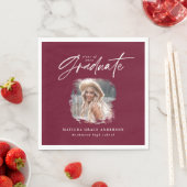 Fotoelegant afstuderen met modern burgundy-script servet (Insitu)