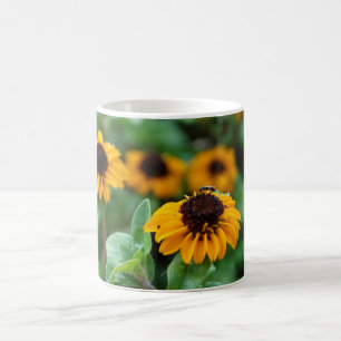 Fotofoto van gele bloemen mok