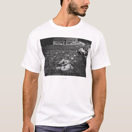 Fotofoto van jonge meisjes die kruidenbessen t-shirt (Voorkant)