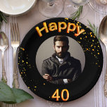 Fotogouden ballonnen voor 40e verjaardag papieren bordje<br><div class="desc">Een papieren bord voor een 40ste verjaardagsfeestje voor jongens. Sjabloon voor je foto. Zwarte achtergrond en de tekst: Happy 40. De tekst is geschreven met een trendy faux gold ballon script. Gouden confetti als decoratie. Bijpassende papieren servetten zijn verkrijgbaar in onze winkel!</div>
