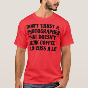 Fotograaf die koffie Drink, kauwt veel T-shirt