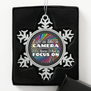 Fotograaf Focus Quote - Leven als een camera Tin Sneeuwvlok Ornament