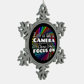 Fotograaf Focus Quote - Leven als een camera Tin Sneeuwvlok Ornament (Links)