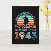 Fotograaf geboren in 1943 80e verjaardagscadeau kaart (Gele Bloem)