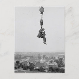 Fotograaf met camera geschorst van haak briefkaart