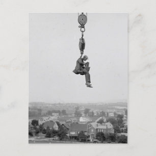 Fotograaf met camera geschorst van haak briefkaart